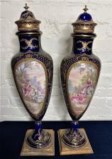 Парные антикварные старинные фарфоровые вазы с галантными сценами Севр